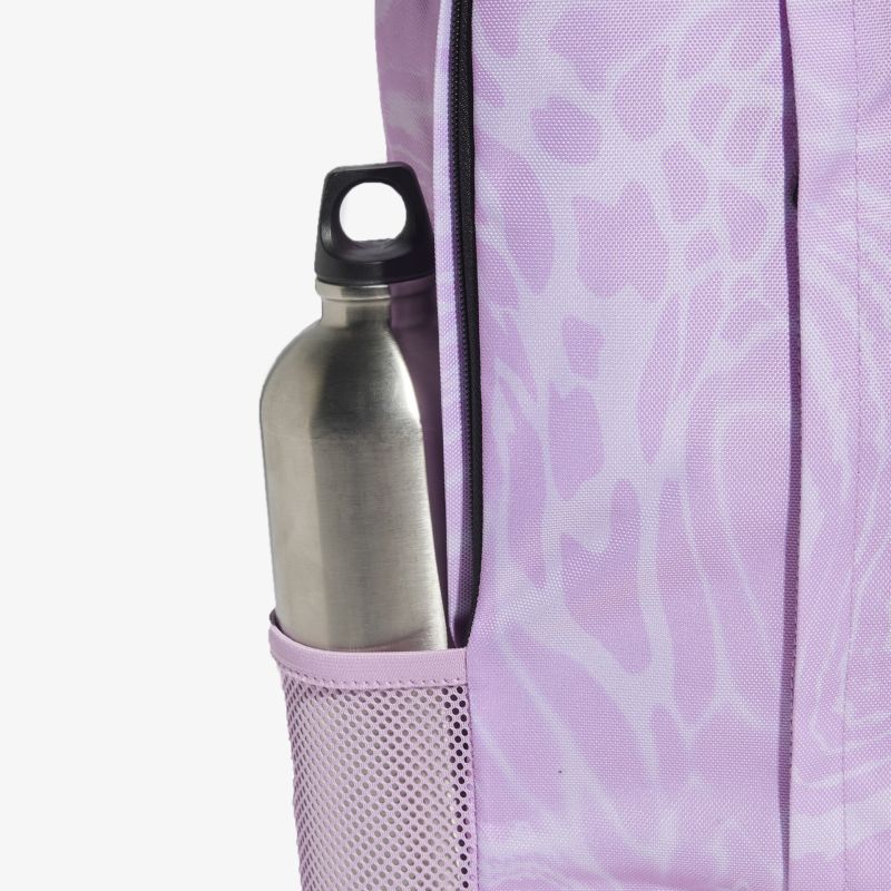 Detailaufnahme einer robusten Edelstahl-Trinkflasche in der praktischen Seitentasche eines lilafarbenen Rucksacks