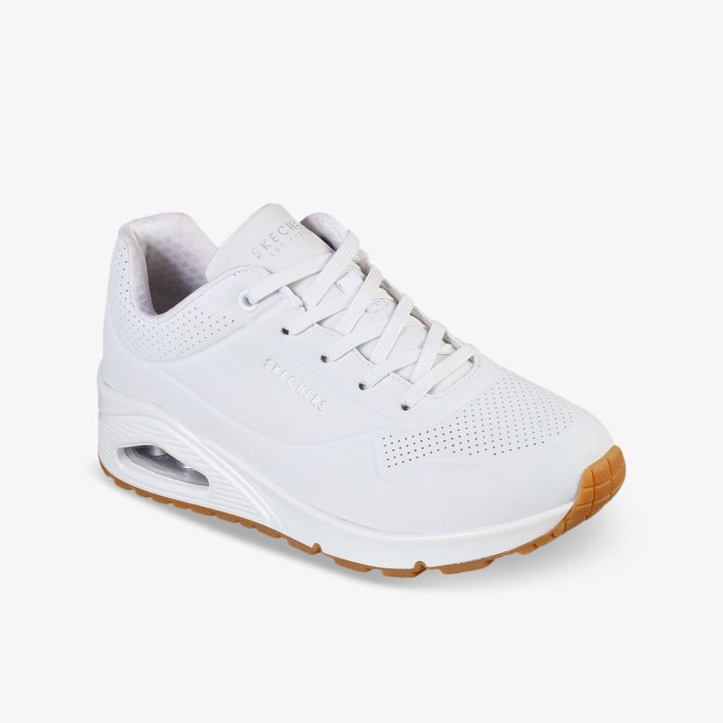 Weißer sportlicher Sneaker mit atmungsaktivem Material und rutschfester Sohle, hoher Tragekomfort