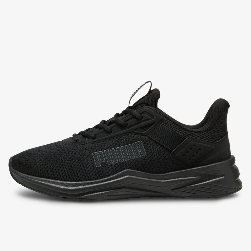 Moderne schwarze Sportschuhe mit atmungsaktivem Obermaterial und rutschfester Sohle, seitliche Ansicht