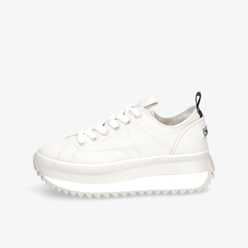 Weißer Sneaker mit dicker Plateau-Sohle, komfortabel und rutschfest, seitliche Ansicht auf weißem Hintergrund