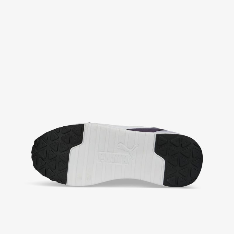 Ansicht der robusten und rutschfesten Sohle eines modernen Sneakers für optimalen Halt und Komfort.