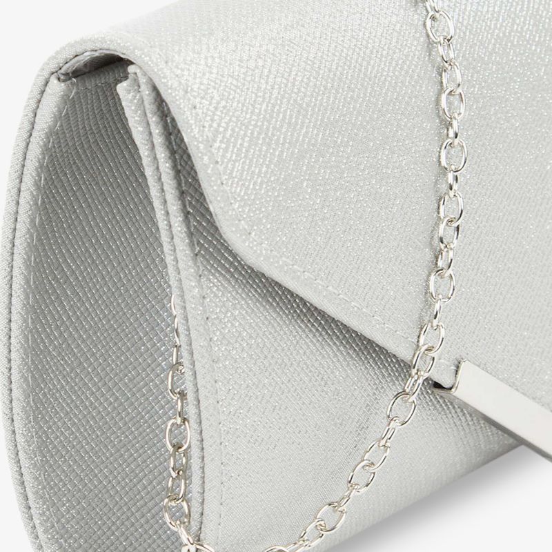 Elegante silberne Clutch mit stilvoller Kette, ideal für besondere Anlässe und modernen Look.
