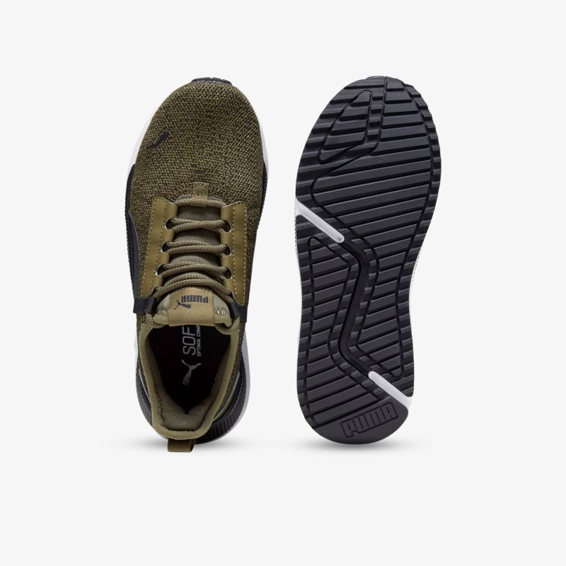 Robuster Sportschuh mit rutschfester Sohle und bequemem, atmungsaktivem Design in modernem Stil.