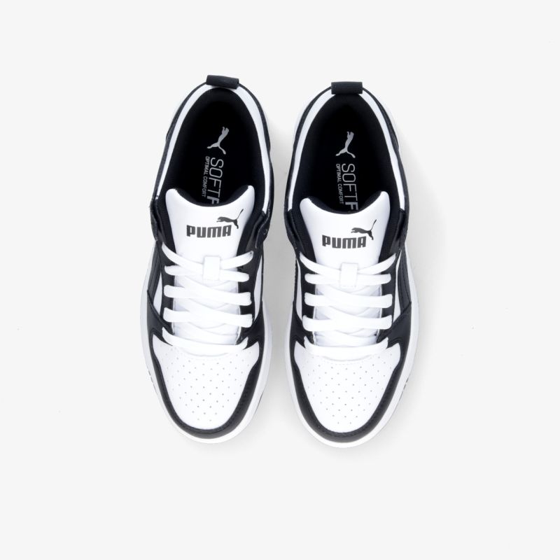 Weiße und schwarze Sneakers von oben betrachtet, ideal für Freizeit und Sport. Perfekte Passform mit stilvollem Design.