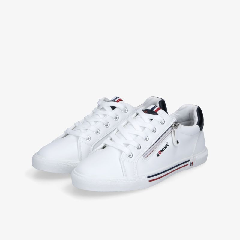 Weißes Sneakerpaar in schräger Vorderansicht mit schnürsenkeln und modernen Designelementen