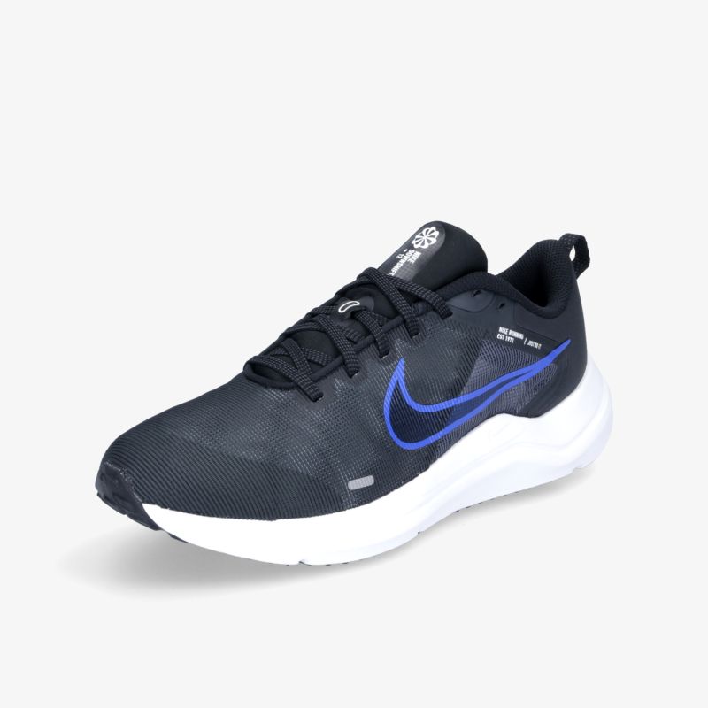 Moderner, sportlicher Sneaker in Schwarz mit auffälligem blauen Logo und rutschfester Sohle für optimalen Komfort.