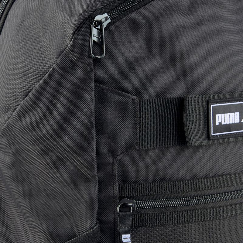 Robuster schwarzer Rucksack mit stilvollem Reißverschluss und praktischem Logo-Detail