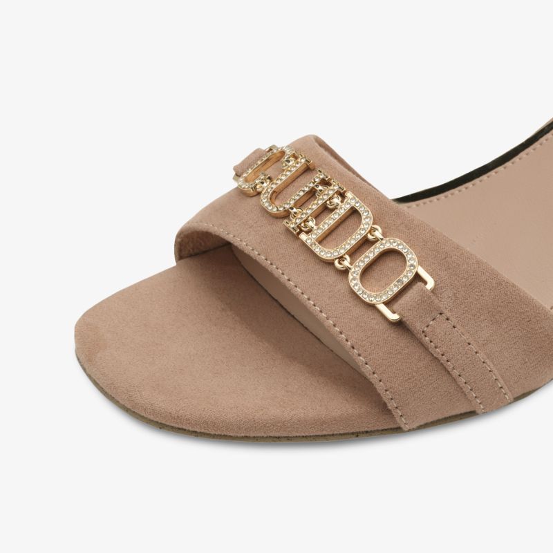 Detailaufnahme einer Sandale mit weichem Material und eleganter goldener Verzierung, komfortabel und hochwertig