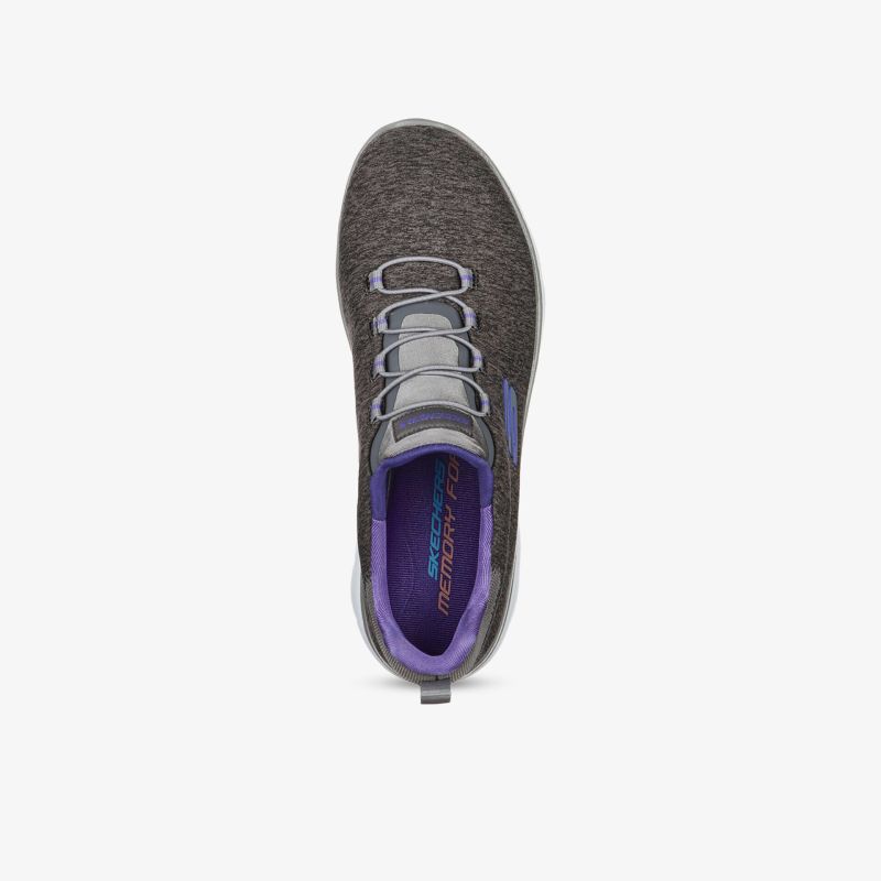 Moderner Sportschuh in Grau mit lila Akzenten und bequemer Schnürung für optimalen Tragekomfort