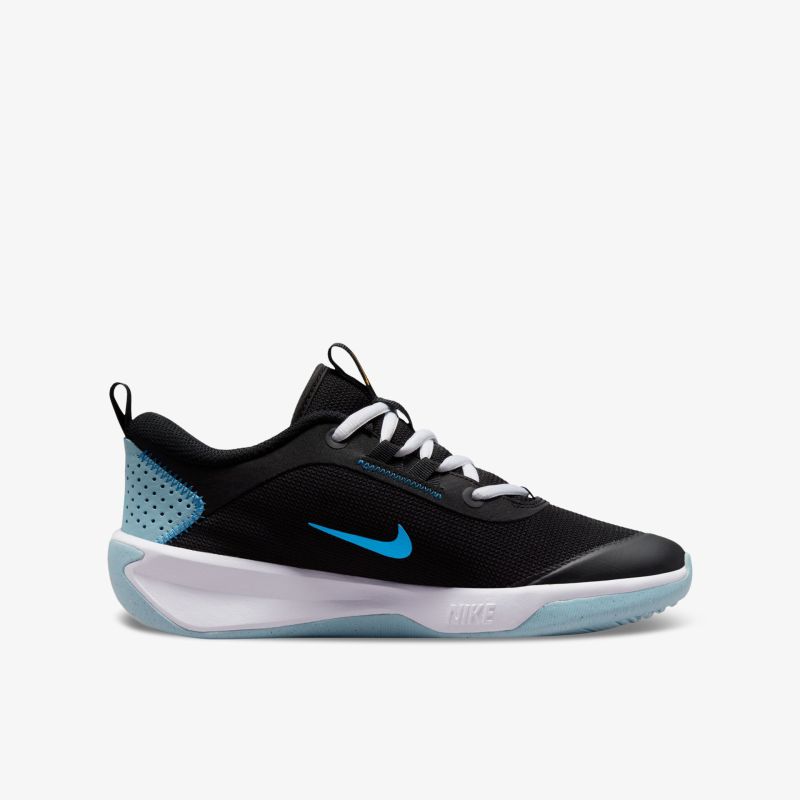 Moderner schwarzer Sneaker mit hellblauen Akzenten und rutschfester Sohle, ideal für sportliche Aktivitäten.