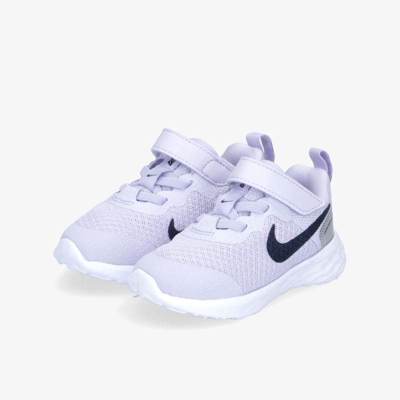 Lila Sneaker mit Klettverschluss, schwarzem Logo und gepolsterter Sohle für optimalen Komfort und Style.