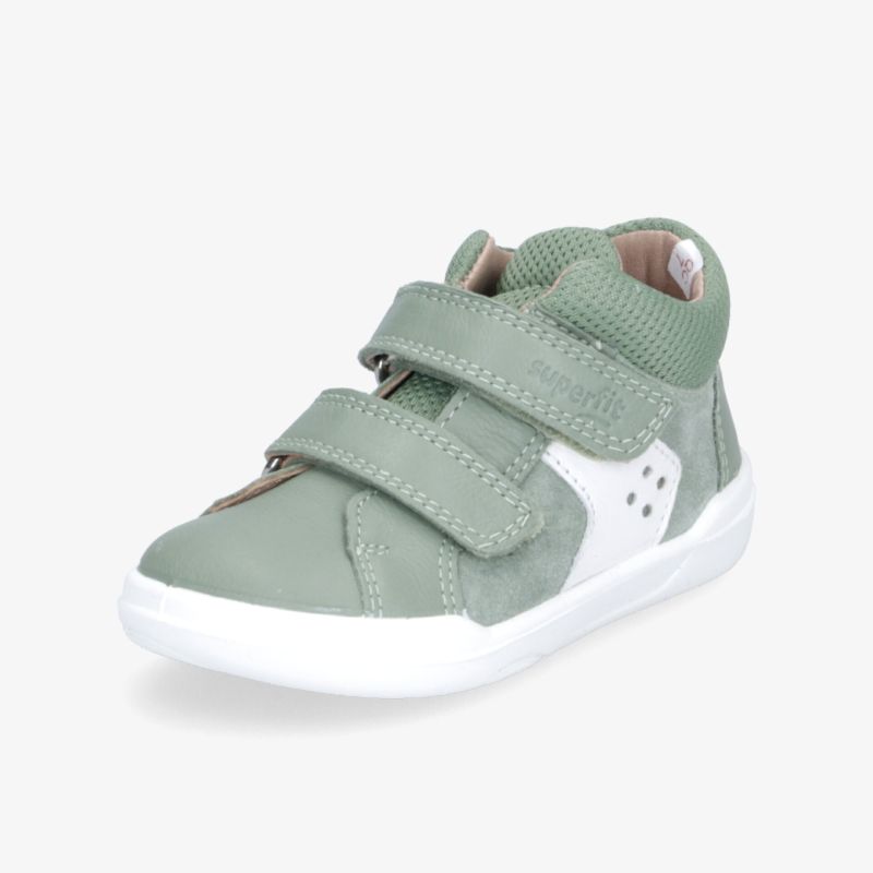 Bequemer grüner Kindersneaker mit weichem Material und zwei Klettverschlüssen für einfache Handhabung und sicheren Halt