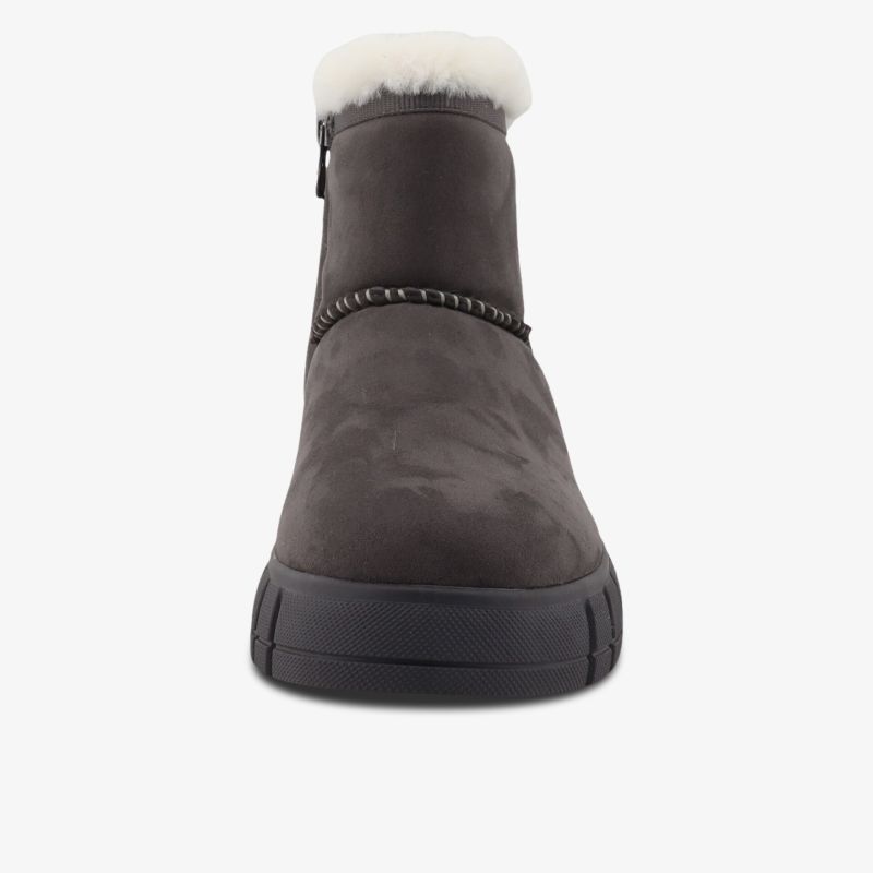 Robuster Stiefel mit warmer Innenfütterung und rutschfester Sohle, perfekt für kalte Tage