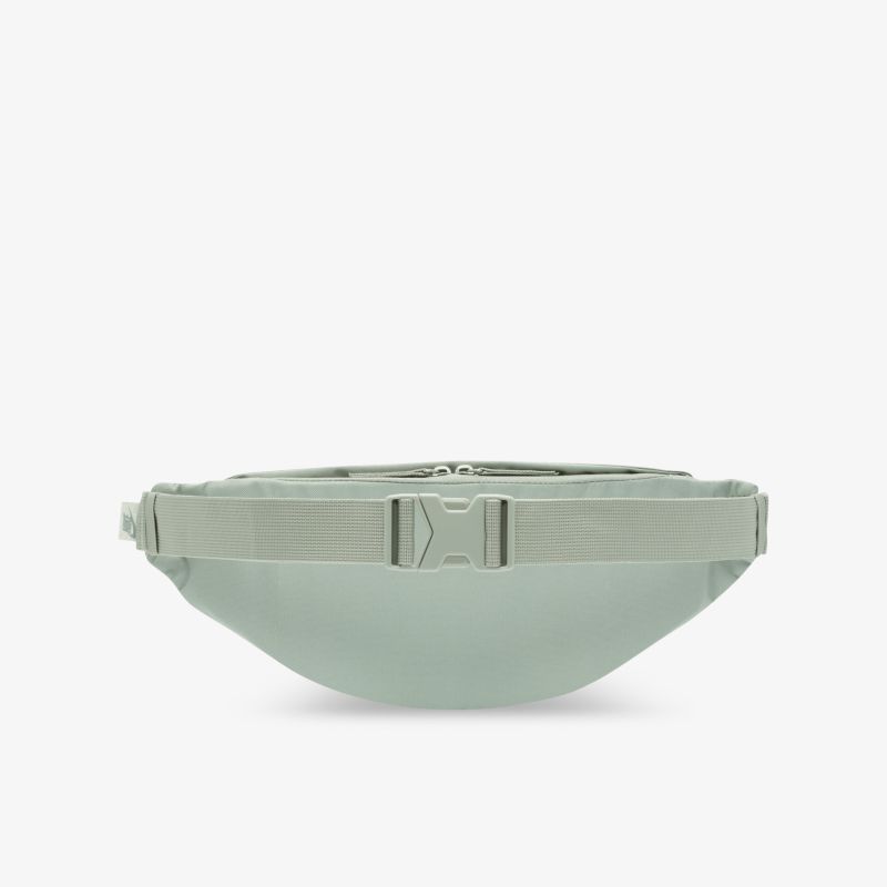 Schlichte mintfarbene Gürteltasche mit verstellbarem Gurt kompakt und funktional von vorne