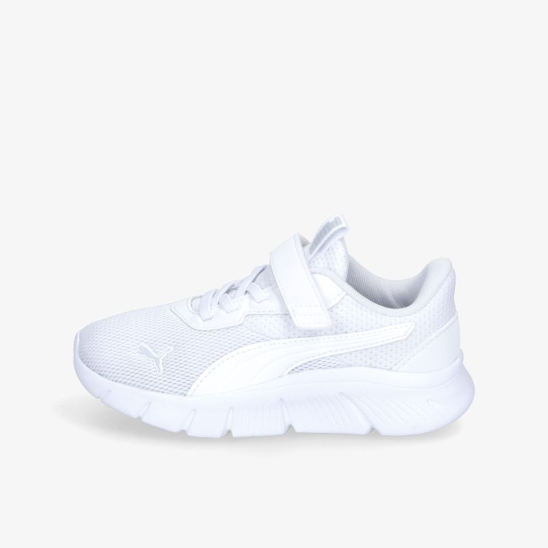 Moderner weißer Sportschuh in seitlicher Ansicht, bequem und leicht mit robuster Sohle