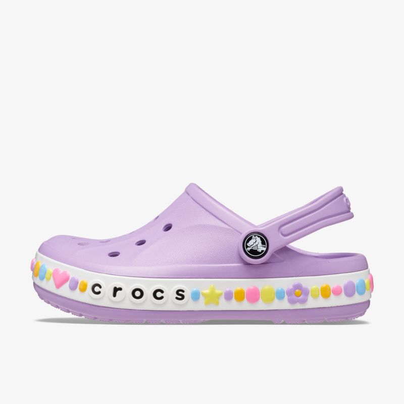 Lila Clogs mit buntem Randdesign, ideal für Komfort und Vielseitigkeit im Alltag.