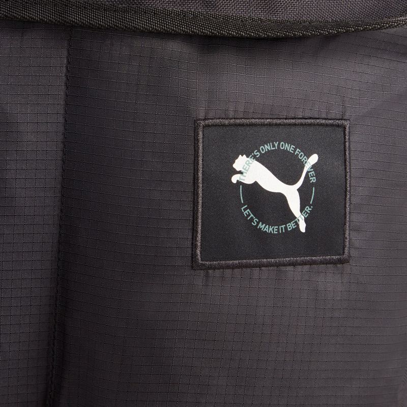 Elegante, strapazierfähige dunkle Jacke mit hochwertigem Label. Perfekt für sportliche Aktivitäten.