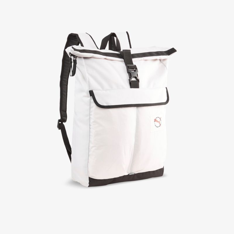 Moderner weißer Rucksack mit schwarzem Detail und geräumigen Taschen, ideal für Alltag und Reisen.