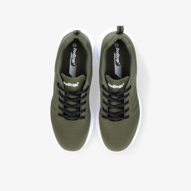 Olivgrüne Sneaker mit atmungsaktivem Material und flexiblem Design für optimalen Tragekomfort.