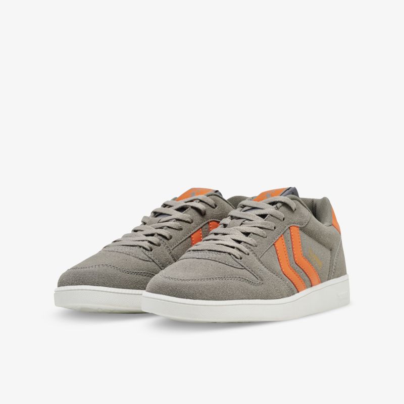 Stylische graue Sneaker mit orangen Details und weißer Sohle, perfekt für Alltag und Freizeit.