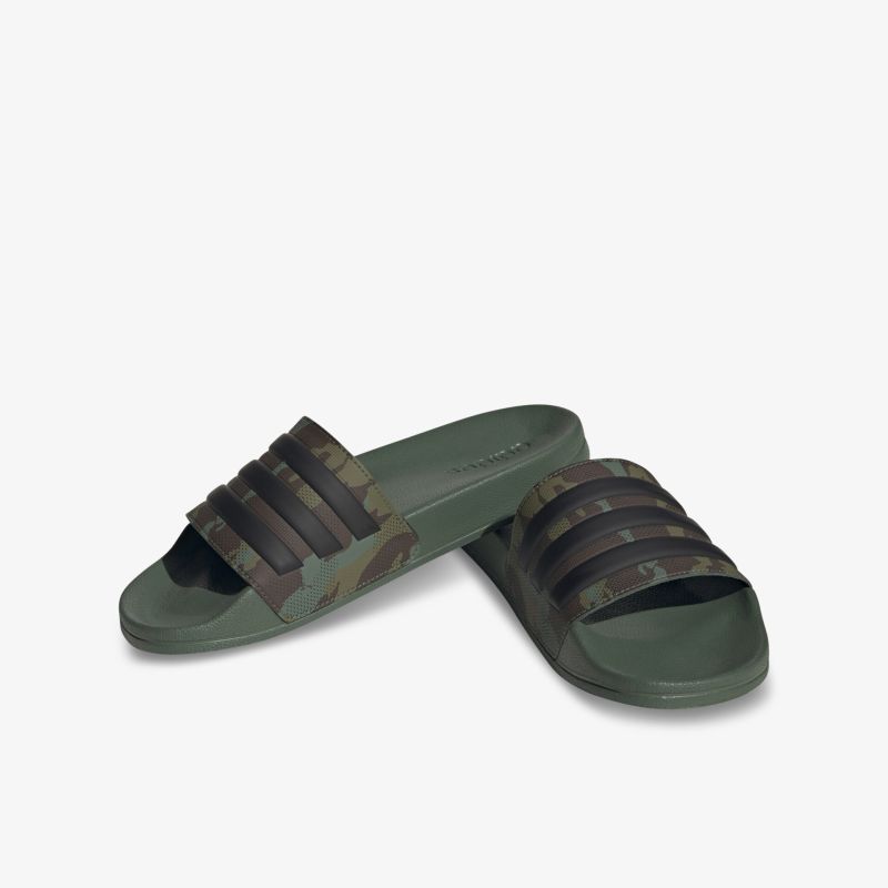 Stylische Slipper mit Tarnmuster und bequemen Riemchen für den Alltag. Ideal für einen legeren Look.