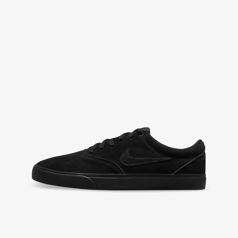 Schwarzer Sneaker in klarer Seitenansicht mit sportlichem Design und bequemer Passform für Alltag und Freizeit