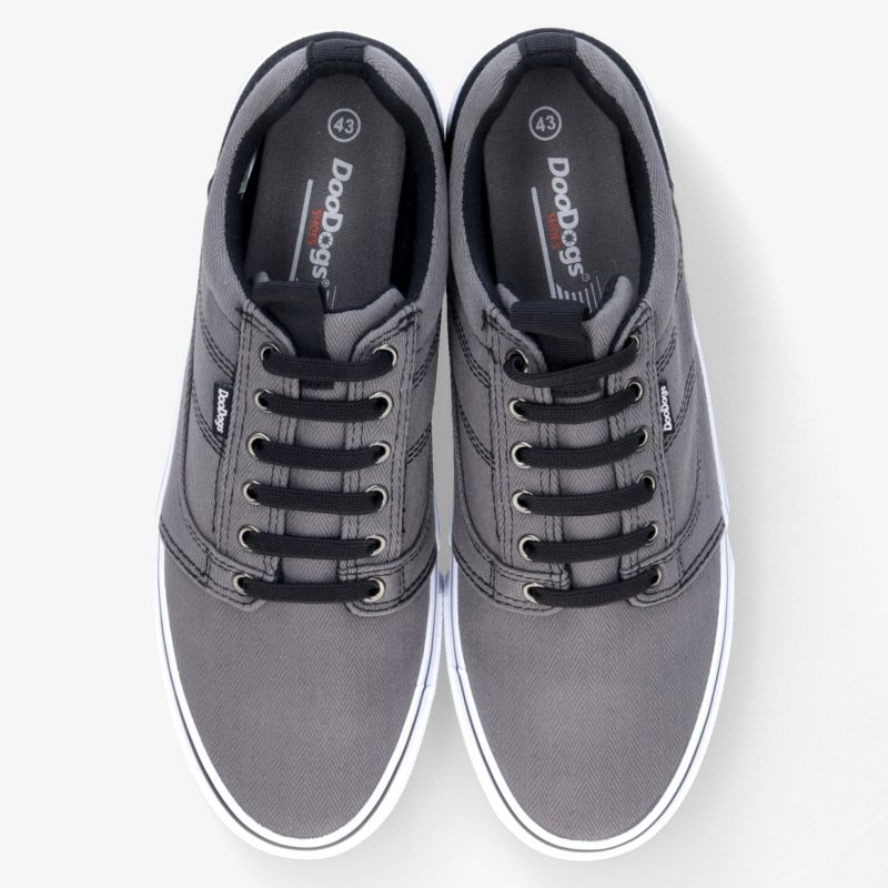 Graue Sneaker im Paar, bequem und strapazierfähig mit sportlichem Design, sichtbare Schnürsenkel und weiße Gummisohle