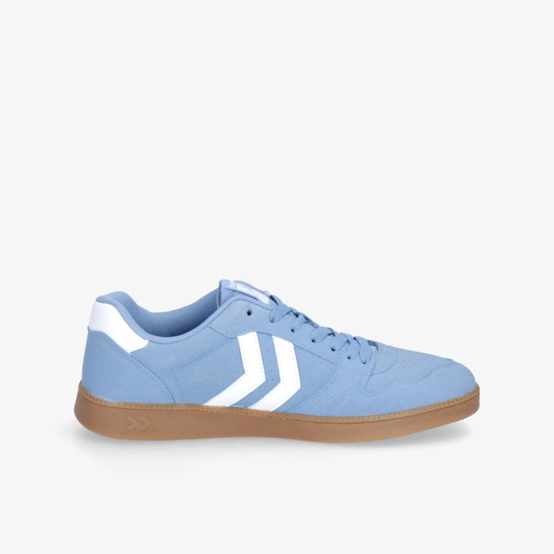 Moderner blauer Sneaker mit weißem Akzent und rutschfester Gummisohle, ideal für sportliche Aktivitäten.