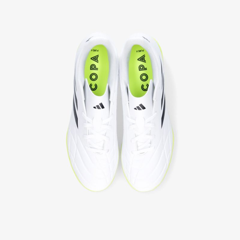 Leichte weiße Adidas Fußballschuhe mit modernem Design und griffiger Sohle für hervorragende Performance