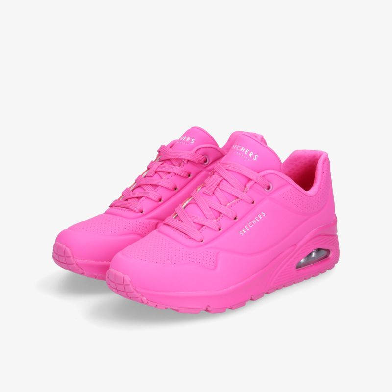 Leuchtend pinke Sneaker mit modernem Design und komfortabler Passform. Ideal für einen sportlich-modernen Look.