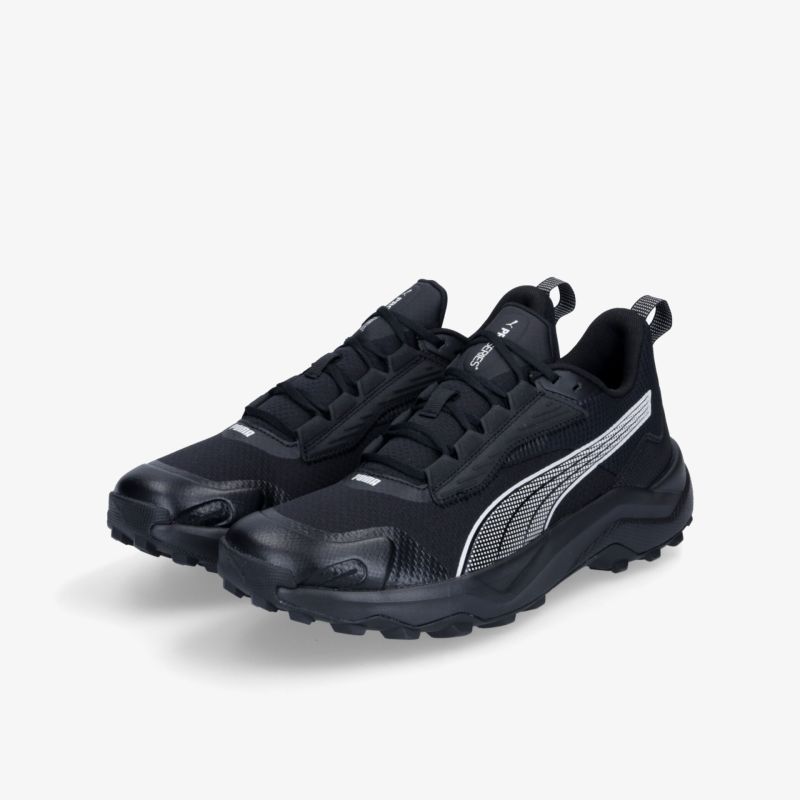 Schwarze, sportliche Sneaker mit robustem Profil und markantem Design, ideal für vielseitige Aktivitäten.