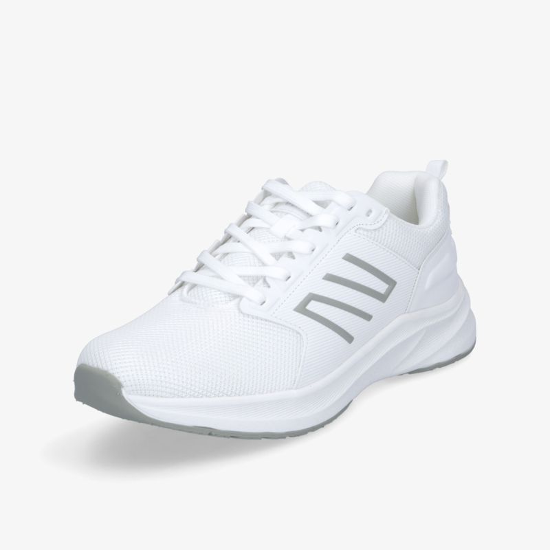 Leichter weißer Laufschuh mit atmungsaktivem Mesh, bequemer Passform und rutschfester Sohle, schräg vorne fotografiert