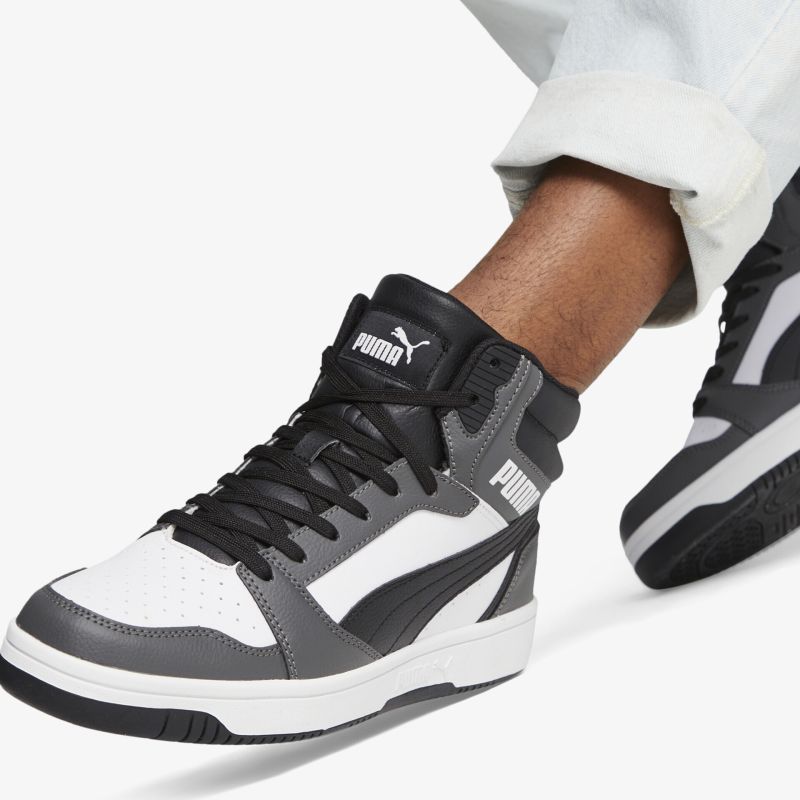 Sportlicher Sneaker mit robuster Verarbeitung, bequemer Passform und rutschfester Sohle, getragen am Fuß