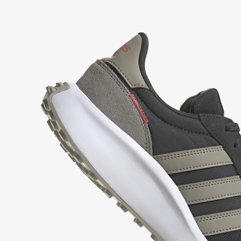 Moderner Sneaker mit gepolsterter Sohle und flexiblem Design für maximalen Tragekomfort.