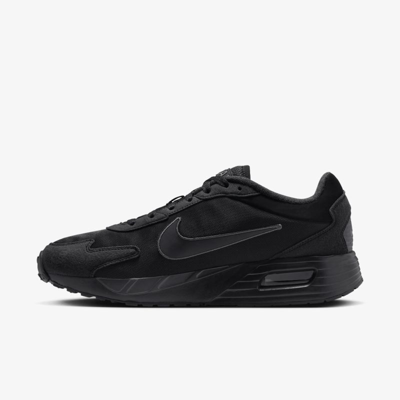 Schwarzer Nike Sneaker in seitlicher Ansicht mit sportlichem, bequemem und langlebigem Design