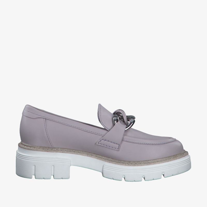 Elegante Loafer mit Kettendetail und robuster Plateau-Sohle in stilvoller Pastellfarbe.