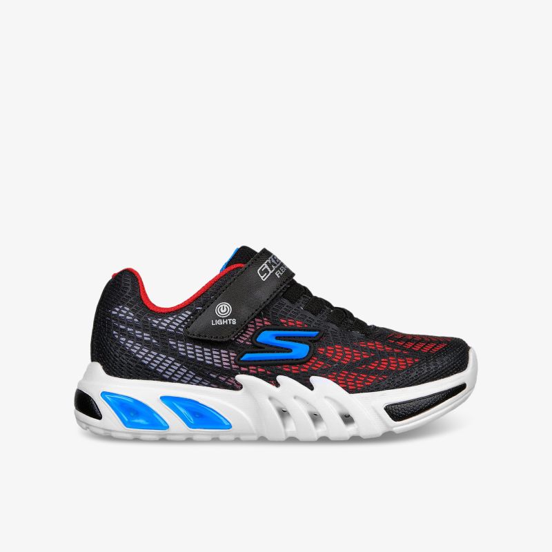 Schwarzer Sportschuh mit blau-roten Akzenten, leichter und flexibler Laufkomfort mit ergonomischer Sohle seitliche Ansicht