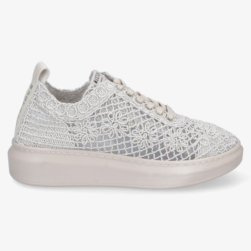 Seitliche Ansicht eines leichten, atmungsaktiven Sneakers mit flexibler Sohle und modernem, nahtlosem Design