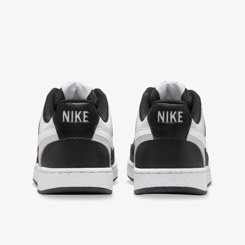 Nike Sneaker Rückansicht in Schwarz-Weiß mit stabiler Ferse und klassischem sportlichem Design auf weißem Hintergrund