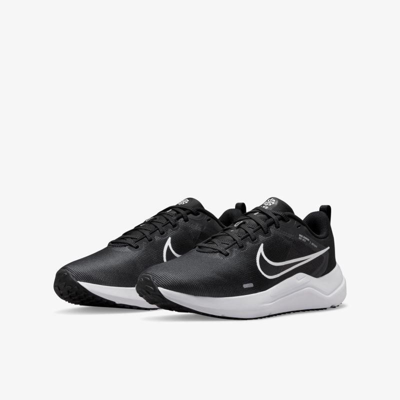Moderne schwarze Sportschuhe mit weißem Swoosh-Logo und robuster Sohle für optimalen Komfort und Stil.