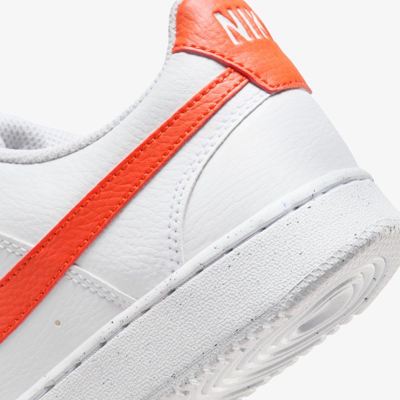 Moderner weißer Sneaker mit auffälligen orangefarbenen Details für stilvolles Design und Komfort.