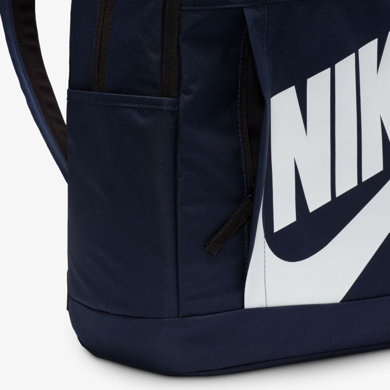 Robuster Nike Rucksack mit prominentem Logo und großem Stauraum, ideal für Sport und Alltag.