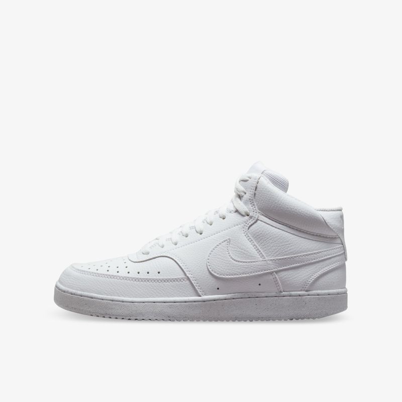 Moderner, weißer Sneaker mit mittlerem Schaft und zeitlosem Design für vielseitigen Einsatz.