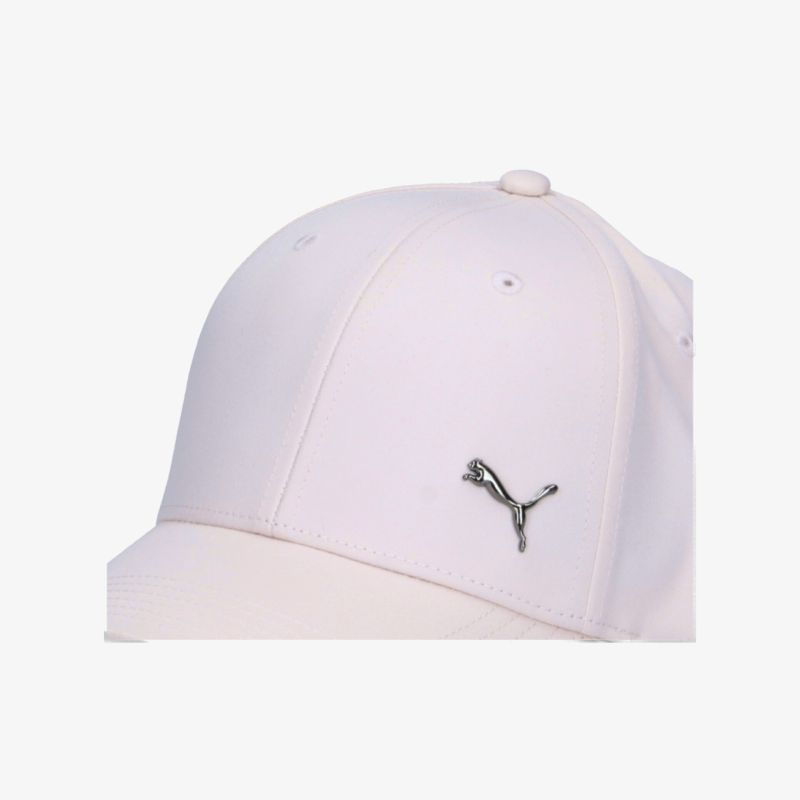 Detailaufnahme einer weißen Baseballcap mit sichtbarem Puma Logo, hochwertiges Material, eleganter sportlicher Stil