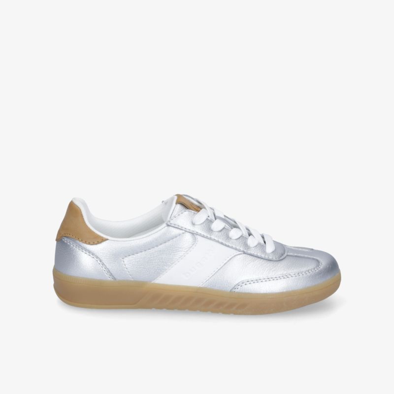 Moderner weißer Sneaker mit komfortabler Passform, leichter Bauweise und rutschfester Gummisohle seitlich fotografiert