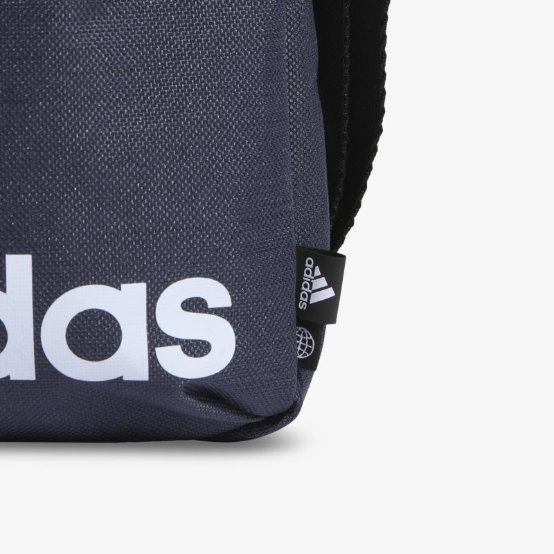 Stilvoller und robuster Rucksack mit auffälligem Logo, ideal für Sport und Alltag.