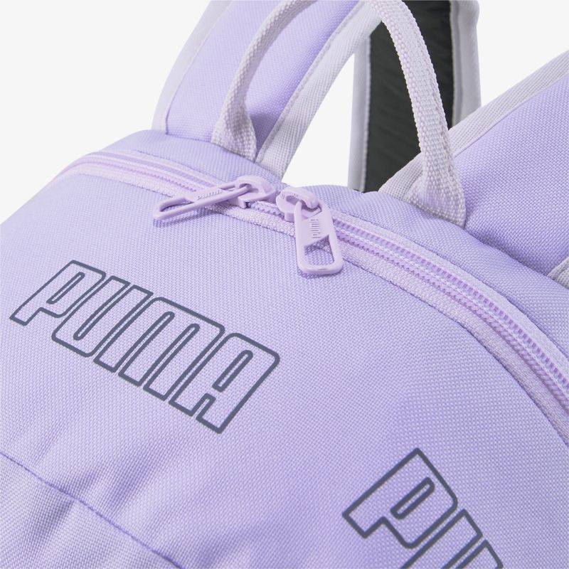 Stylischer lila Rucksack von Puma mit Reißverschluss und markantem Logo-Design, ideal für täglichen Gebrauch.