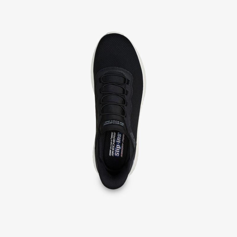 Schwarzer sportlicher Sneaker mit bequemer Passform und robuster Sohle in moderner Optik aus der Draufsicht