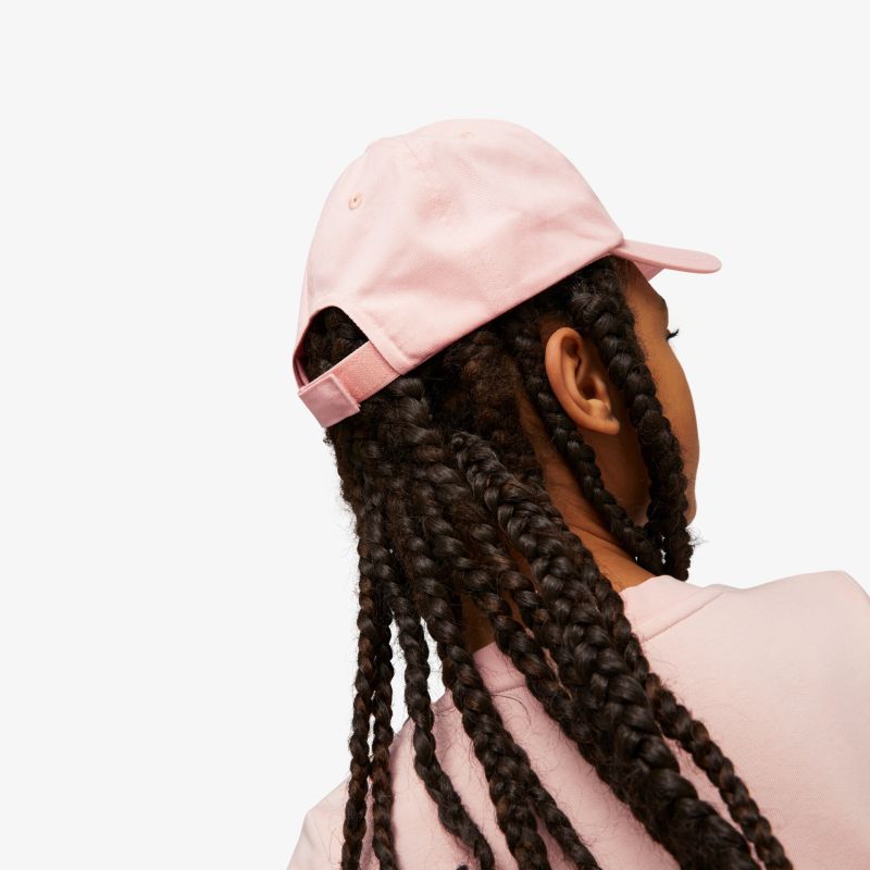 Rosa Basecap in modernem Design und komfortabler Passform, ideal für lässige Outfits und stilvolle Akzente.