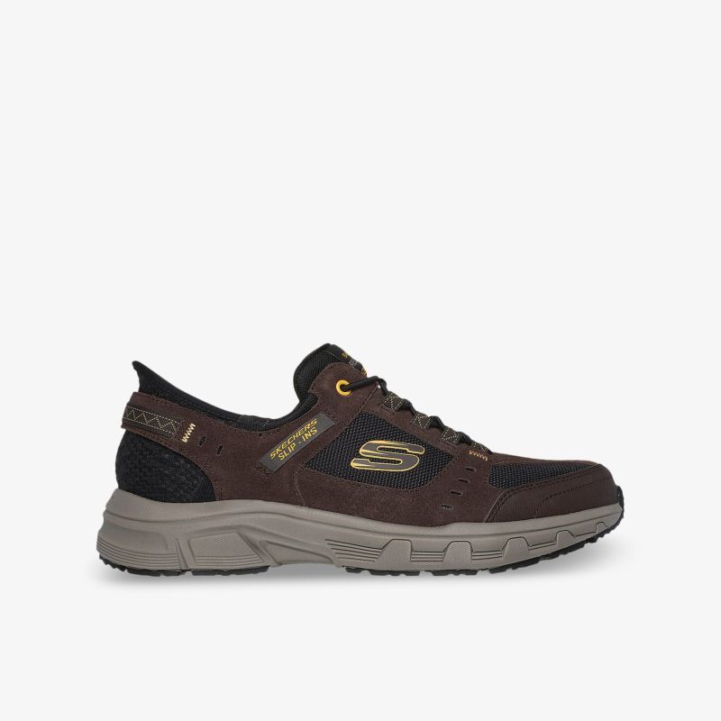 Leichter und robuster Sportschuh in Braun mit atmungsaktivem Material und gepolsterter Sohle für optimalen Komfort.